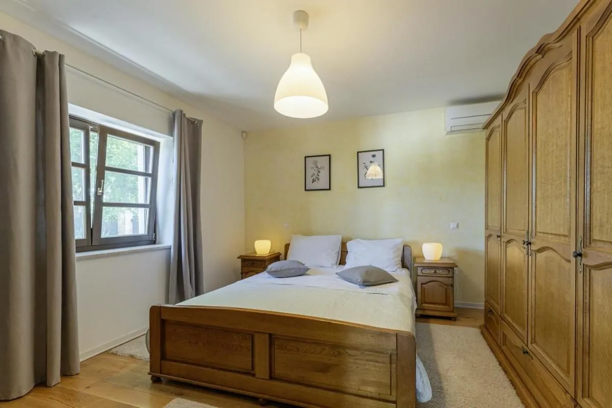 Villa Valade In Bale - Haus Fuer 6 Personen