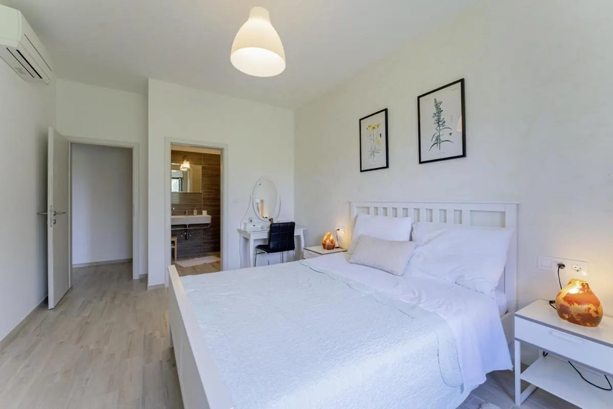 Villa Valade In Bale - Haus Fuer 6 Personen