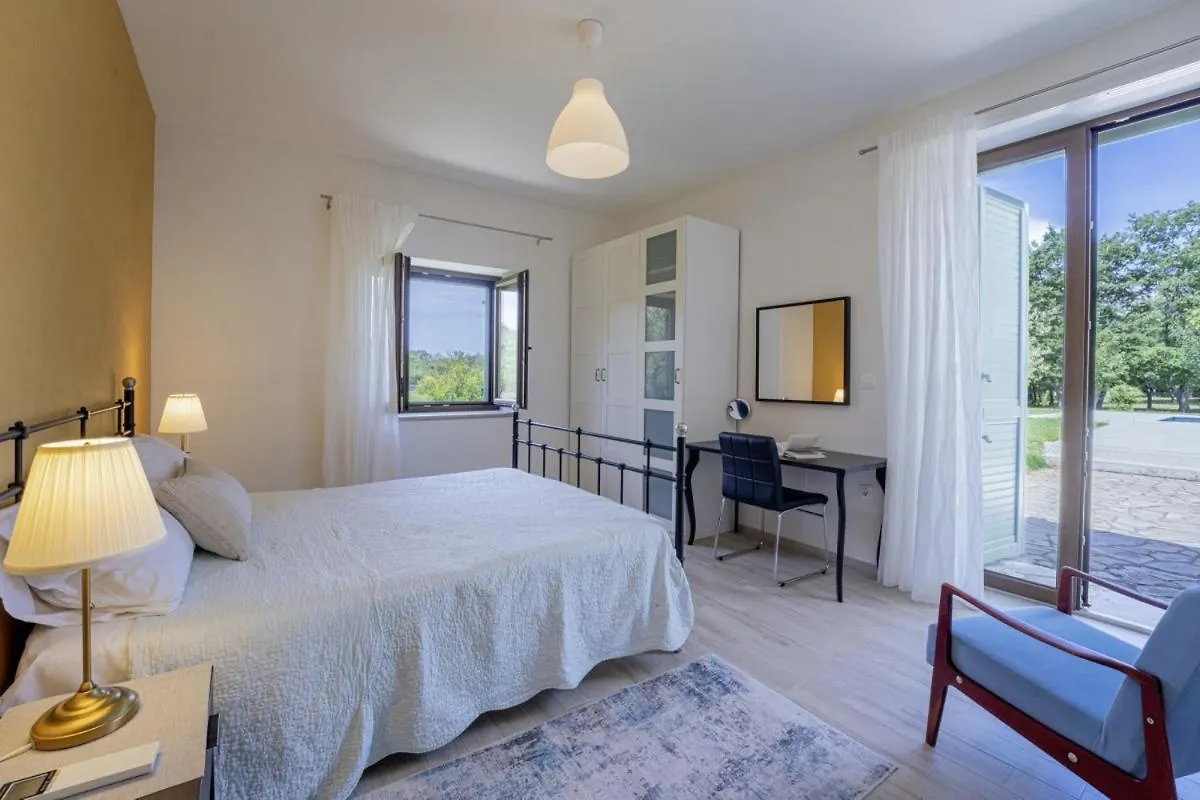 Villa Valade In Bale - Haus Fuer 6 Personen