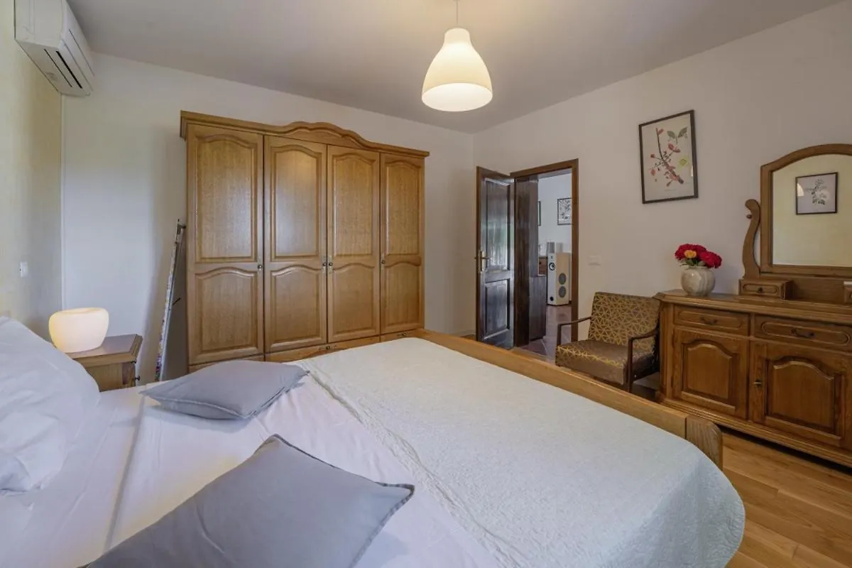 Villa Valade In Bale - Haus Fuer 6 Personen
