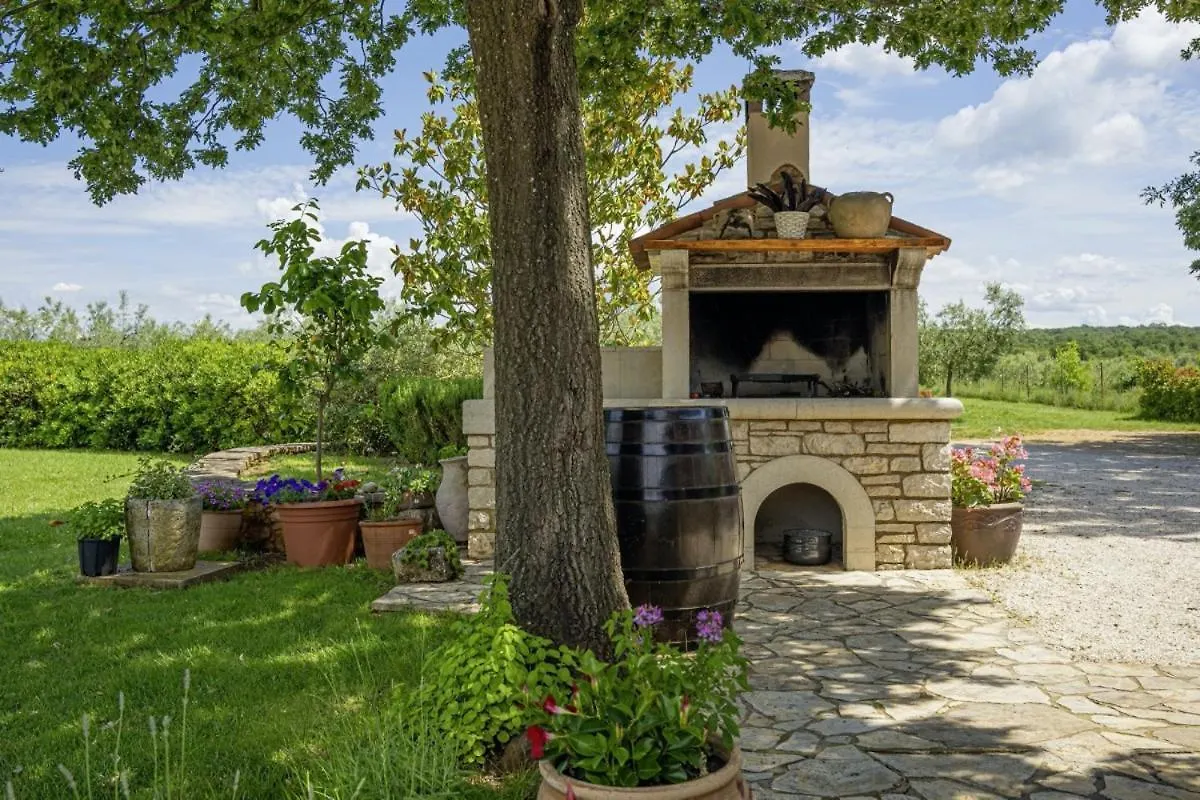 Villa Valade In Bale - Haus Fuer 6 Personen