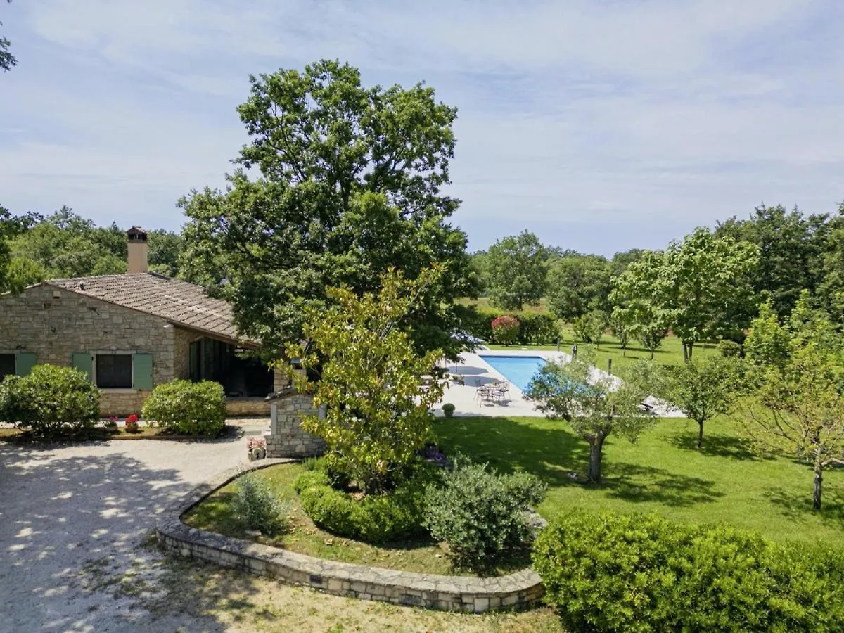 Villa Valade In Bale - Haus Fuer 6 Personen