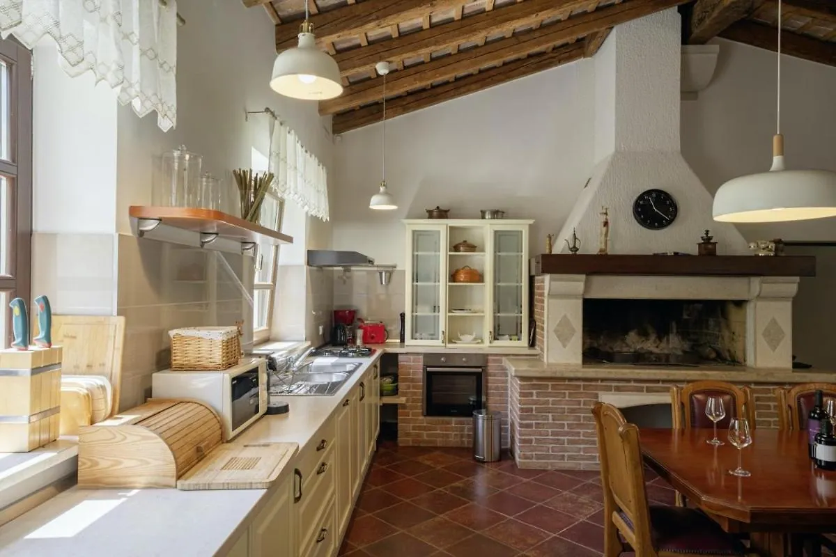 Villa Valade In Bale - Haus Fuer 6 Personen