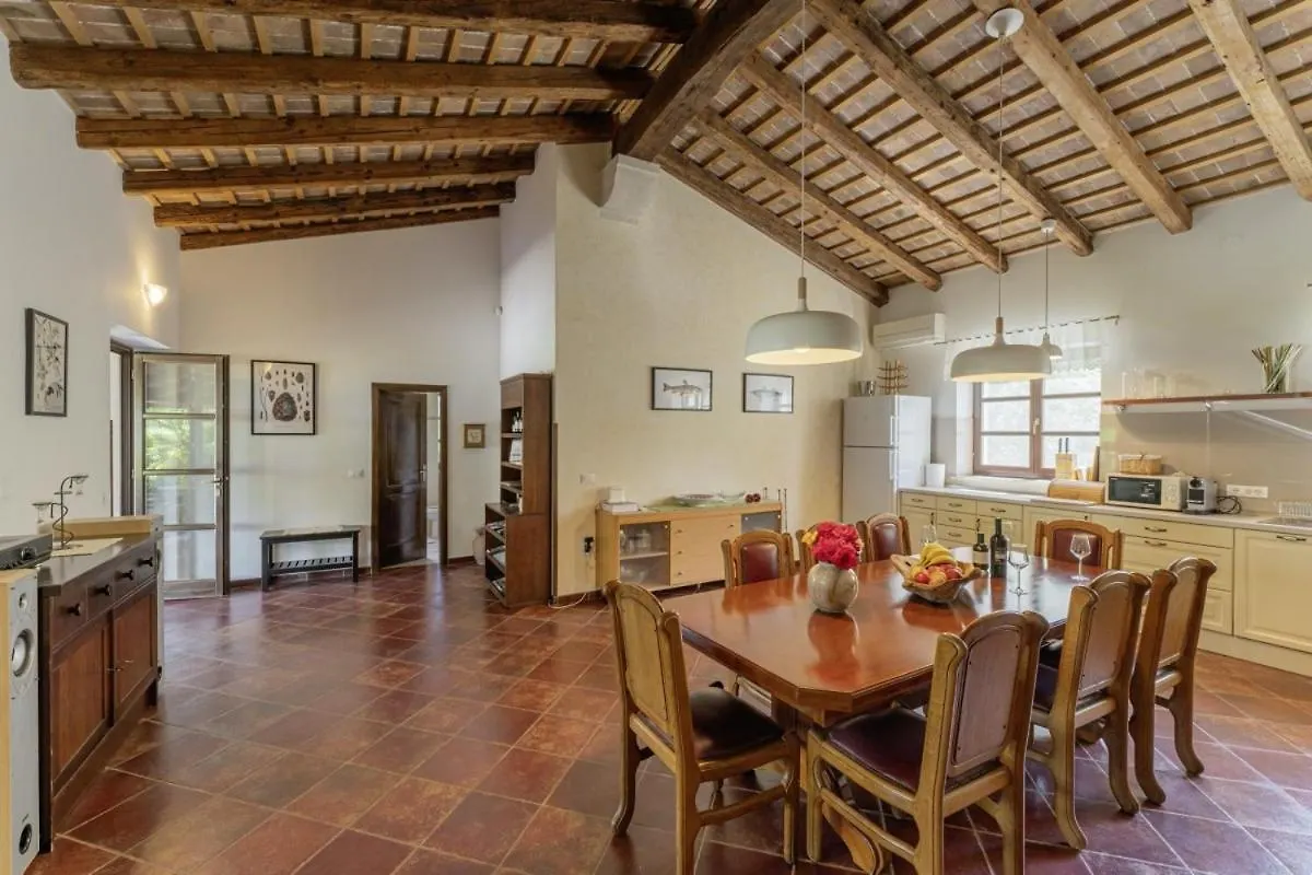 Villa Valade In Bale - Haus Fuer 6 Personen