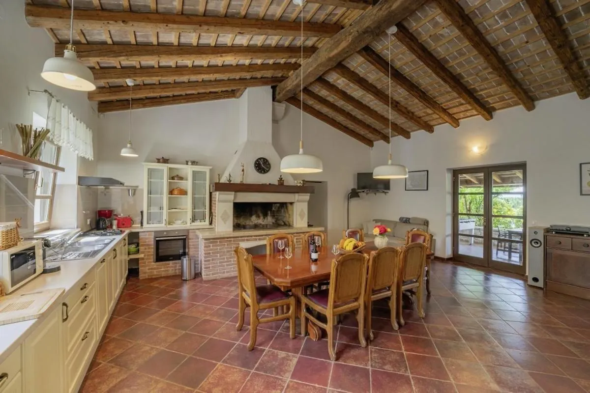 Villa Valade In Bale - Haus Fuer 6 Personen