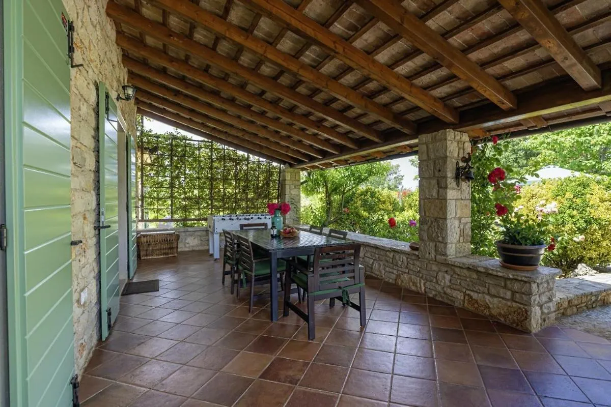 Villa Valade In Bale - Haus Fuer 6 Personen
