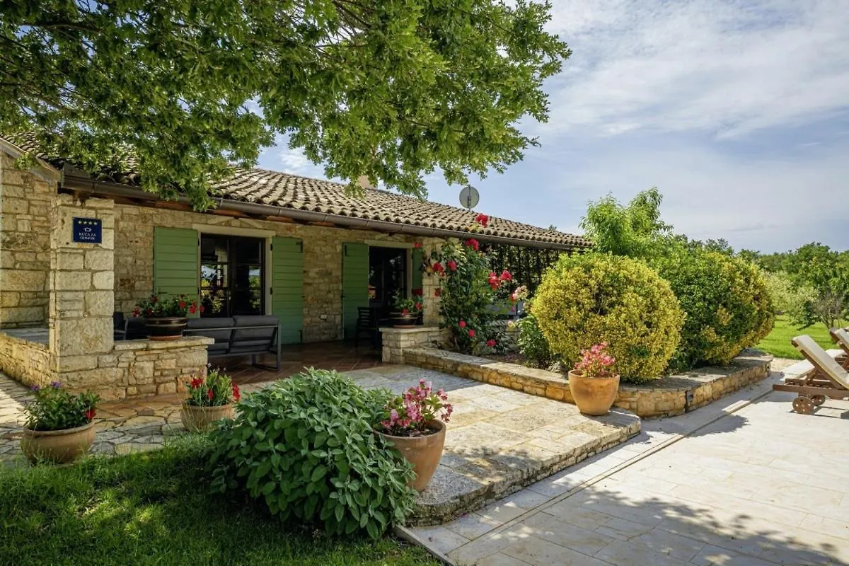 Villa Valade In Bale - Haus Fuer 6 Personen