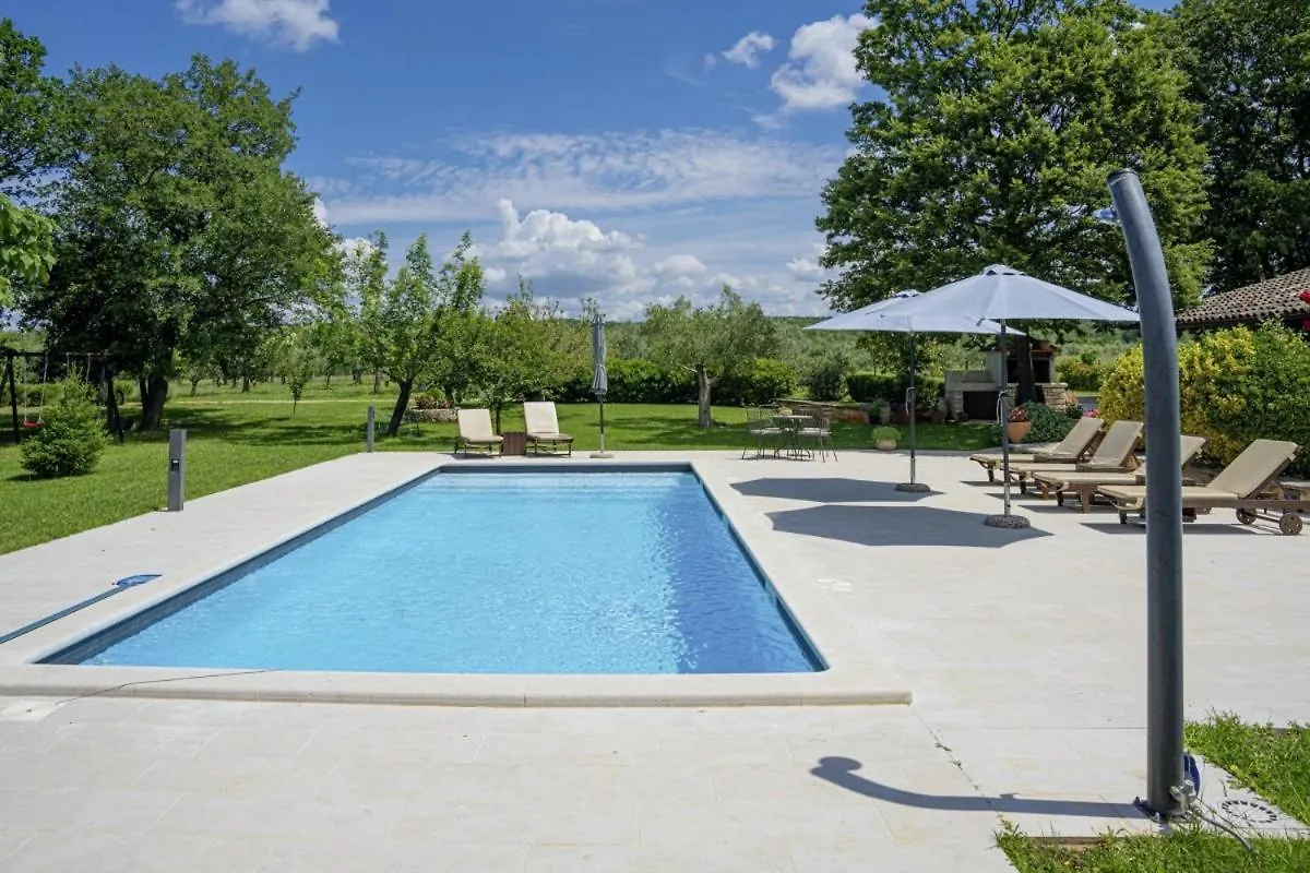 Villa Valade In Bale - Haus Fuer 6 Personen