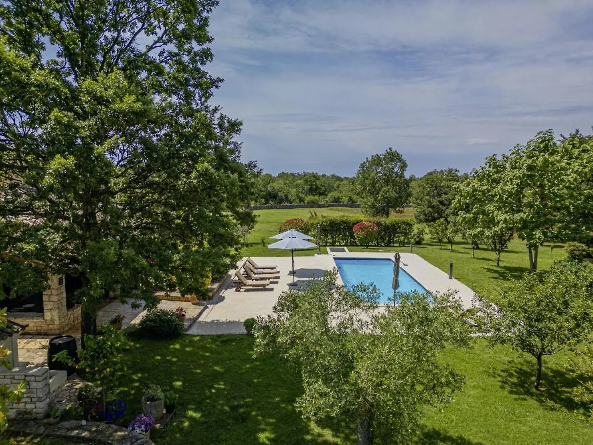 Villa Valade In Bale - Haus Fuer 6 Personen